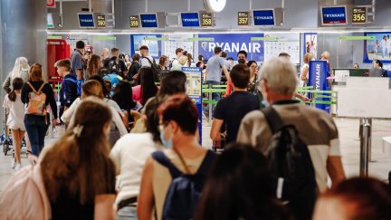 Pasajeros esperan en los mostradores de facturación de Ryanair en el Aeropuerto Adolfo Suárez Madrid Barajas. / Europa Press.