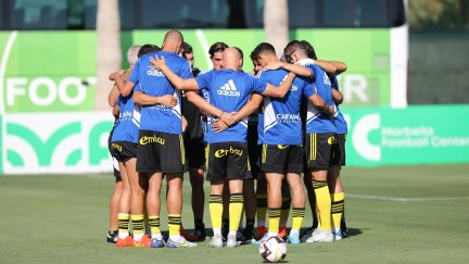 Los jugadores del Real Zaragoza, haciendo una piña. Foto: Real Zaragoza.