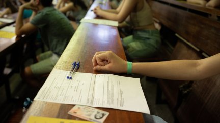 Jóvenes antes de empezar un examen de la EvAU. / Europa Press.