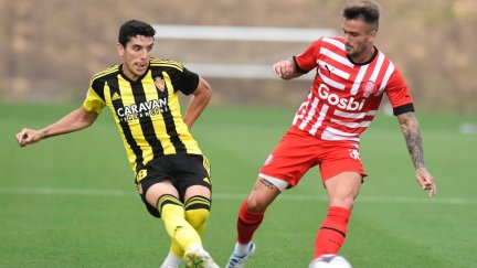 Fran Gámez presionando a un jugador del Girona FC