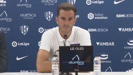 Juan Villar posa como nuevo jugador de la SD Huesca.