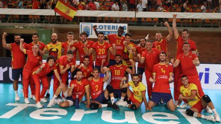 La Selección Española de Voleibol celebra el triunfo ante Eslovaquia.