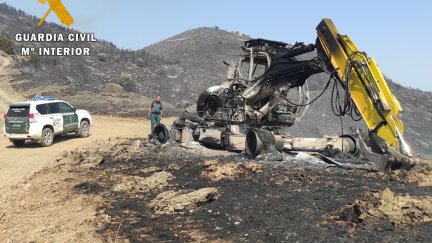 Investigación de la Guardia civil en el lugar de origen del fuego. / Guardia Civil.