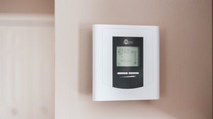 El termostato de espacios públicos no podrá estar por debajo de los 27 grados en verano. / Unsplash