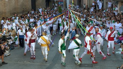 Actuación de los danzantes frente a la Basílica de San Lorenzo. / CARTV.