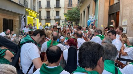 Oscenses y visitantes abarrotan las calles en el inicio de las fiestas de San Lorenzo./ CARTV Huesca