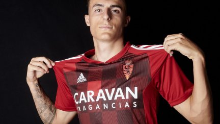 Alejandro Francés posa con la tercera equipación.