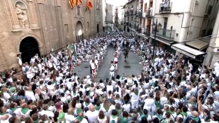 Los danzantes regresan a la plaza de San Lorenzo.