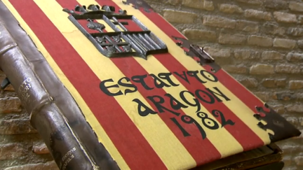 El 10 de agosto de 1982 el rey Juan Carlos firmó el Estatuto de Autonomía de Aragón en el Senado.