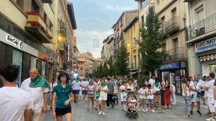 Gran ambiente en las calles oscenses en el día grande de San Lorenzo. / María Marco.