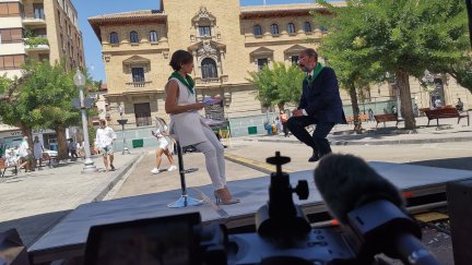 Ana Laiglesia, presentadora de informativos de Aragón TV, ha realizado una entrevista al presidente aragonés, Javier Lambán, en su visita a Huesca. / Gobierno de Aragón.