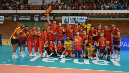 La Selección Española de voleibol celebra la victoria ante Georgia.