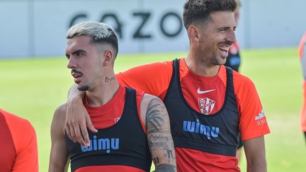 Joaquín Muñoz y Juan Carlos Real sonríen antes de un entrenamiento.