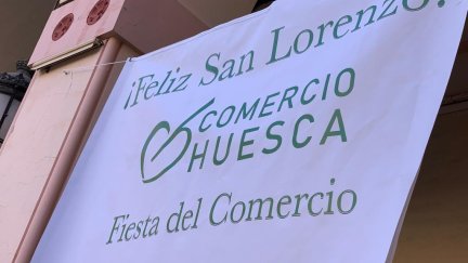 Cartel colgado en la plaza de López Allué. / Fotos: Comercio de Huesca