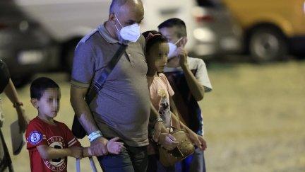 Una de las familias que aterrizó en el aeropuerto de Madrid el 10 de agosto. / EFE