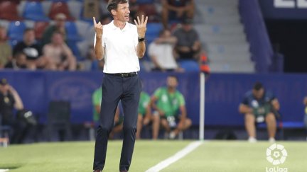 Cuco Ziganda dando indicaciones durante el primer encuentro de liga ante el Levante