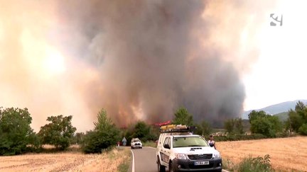 Varios vehículos dejan atrás el incendio declarado este sábado en Añón de Moncayo.