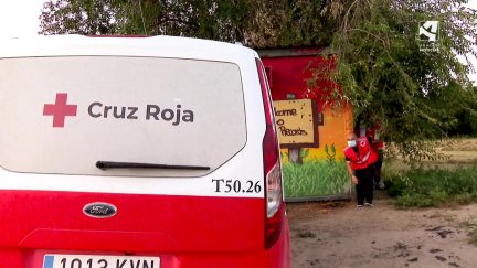 Voluntarios de Cruz Roja visitan a una persona sin hogar.