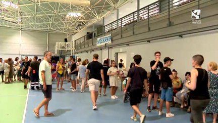 Vecinos en el polideportivo de Borja tras el desalojado de varios municipios el sábado.