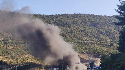 El incendio de un vehículo por una avería ha producido una aparatosa columna de humo | Aurora Martínez