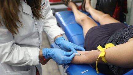 Una persona dona sangre. / Eduardo Parra (Europa Press).