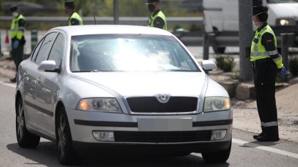 Una agente de la Guardia Civil revisa el carné de un conductor. / Europa Press.