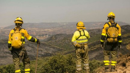 El operativo antiincendios trabajando sobre el terreno. / Infoar (Gobierno de Aragón).