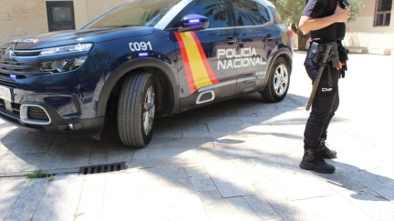 Un agente de la Policía Nacional junto al coche. / Europa Press.