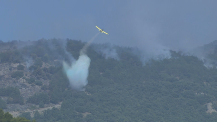 Un hidroavión descarga agua en el incendio de Bejís (Castellón). / TVV.