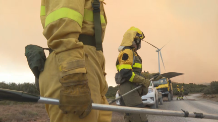 Bomberos forestales en Bejís observan el incendio.