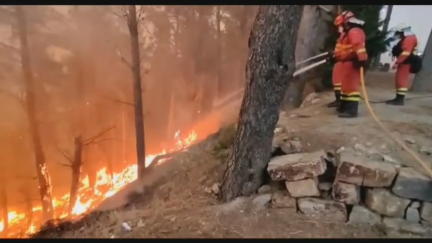 Bomberos trabajando en una de las zonas afectadas por el incendio.