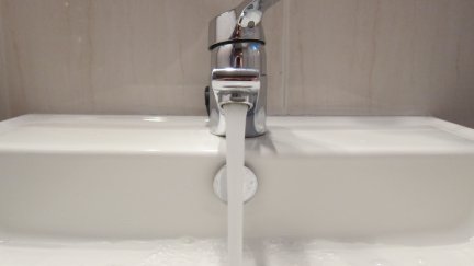 Un grifo de agua abierto. / Europa Press