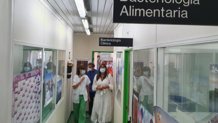 La consejera de Sanidad, Sira Repollés, ha visitado este viernes la sede zaragozana del Laboratorio de Salud Pública. / Gobierno de Aragón