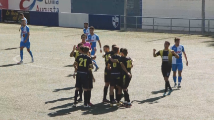 Los jugadores del CD Brea celebran el gol que ha decidido el encuentro.