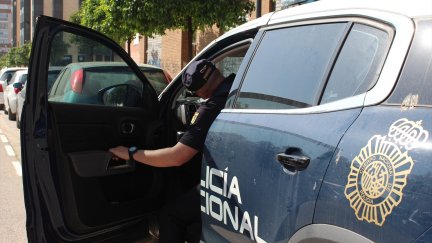 Un agente de la Policía Nacional sale del coche. / Europa Press.