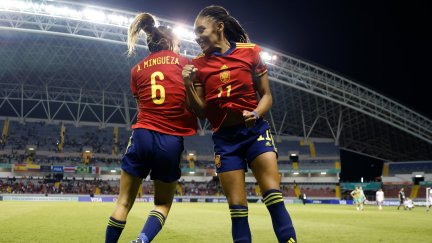 Salma Paralluelo celebra con Ariadna Mingueza el pase a semifinales.