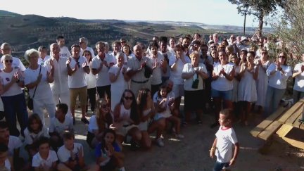 Los vecinos de Alcalá del Moncayo durante el homenaje.