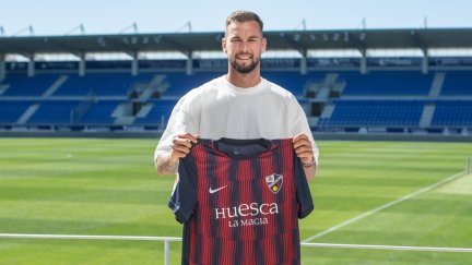 José Ángel Carrillo posa con la camiseta de la SD Huesca. Foto: SD Huesca