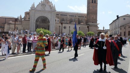 El Cipotegato, en la procesión, pasando por delante de la catedral de Tarazona. / Ayuntamiento de Tarazona