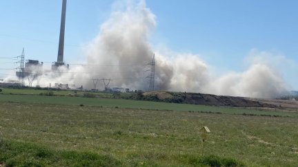 Imagen de archivo del momento en el que Endesa voló el pasado mayo las tres torres de refrigeración de la Central Térmica de Andorra. / Europa Press