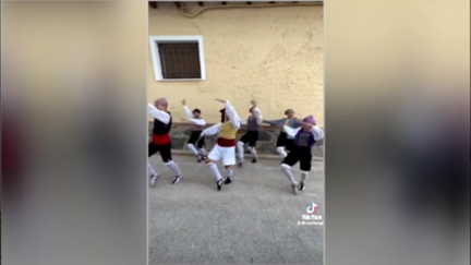 Fotograma del vídeo viral del grupo de jota 'El Pilar'.