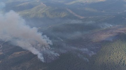 Imagen del incendio declarado este miércoles en la zona de Pardinas de Asabón, en Bailo. / Infoar