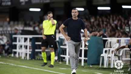 Juan Carlos Carcedo durante el choque ante el FC Cartagena. Foto: LaLiga