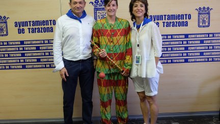 Andrea Domínguez, Cipotegato 2022, junto al alcalde de Tarazona y la concejala de festejos. / Ayuntamiento de Tarazona