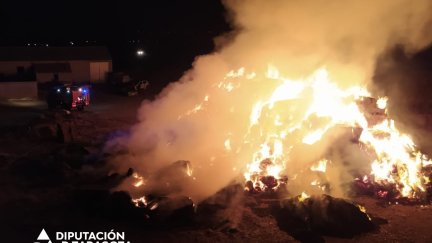Imagen de una de las intervenciones que han tenido que realizar los bomberos en la madrugada de este domingo. | DPZ