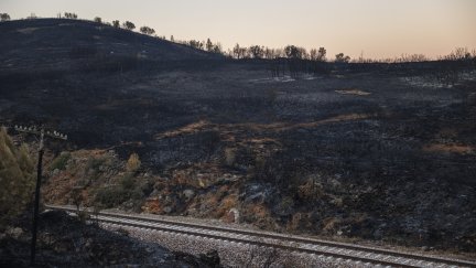 Vista de la vía de tren a la altura de Barracas. / EFE