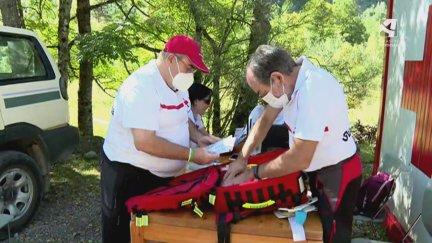 Dos voluntarios de Cruz Roja preparan el botiquín antes de empezar la jornada. / CARTV