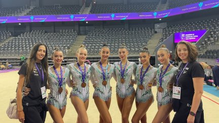 Inés Bergua, junto al resto de sus compañeras. Foto: RFEGimnasia