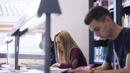 Alumnos universitarios en una biblioteca. / Europa Press