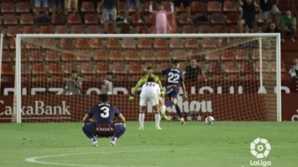 Florian Miguel permanece atento al lanzamiento de penalti de Juan Carlos Real durante el último encuentro ante el Albacete.